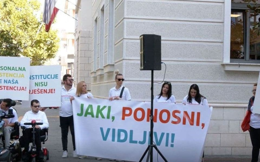 Sa protesta poručeno: Personalni asistenti neophodni OSI