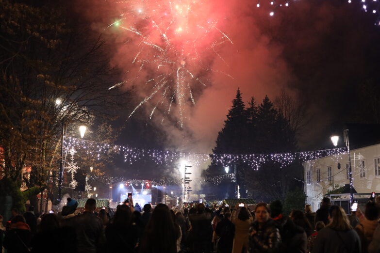 Po prvi put u gradu pod Lovćenom: Svečano otvorena ,,Novogodišnja priča u Prijestonici“