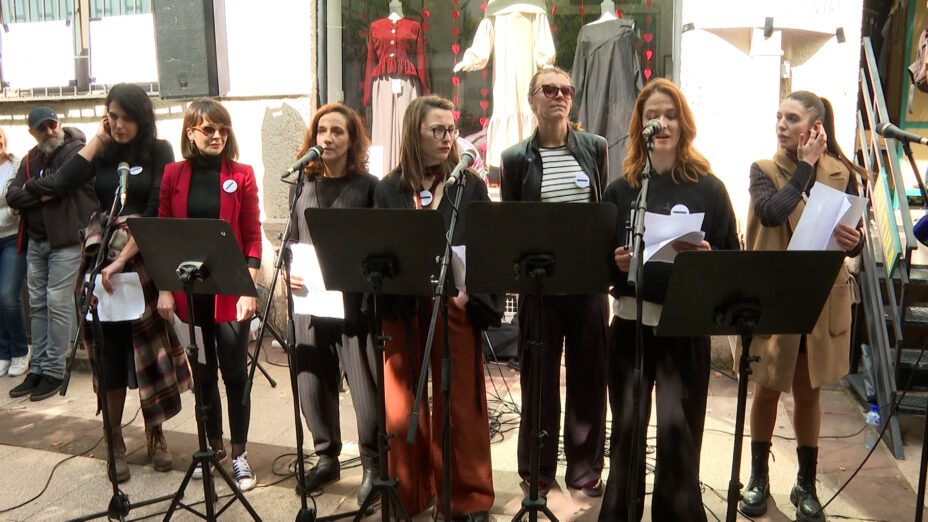 Protest umjetnika pred zgradom Vlade