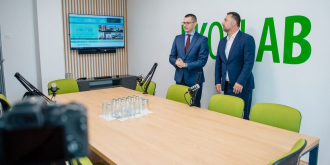 MERT donirao Ekonomskom fakultetu opremu za snimanje podcasta