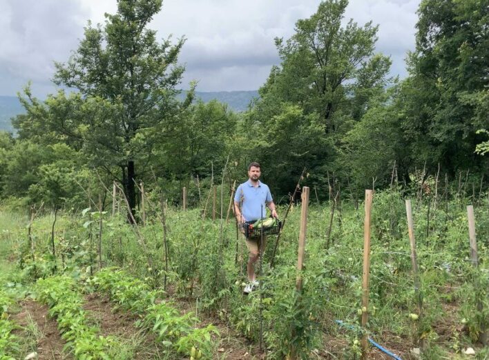 Predsjednik Milatović brao povrće iz svoje bašte i ukazao na značaj poljoprivrede