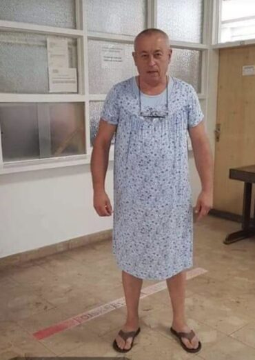 Neobičan prizor u Mostaru: Ušao u haljini u Fond PIO