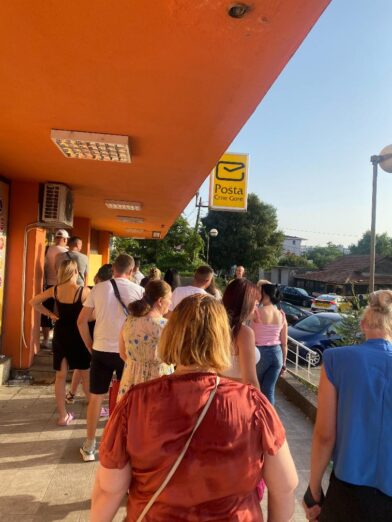 Apel roditelja: Pronaći bolje rješenje za uplate dječijih dodataka, pristajemo na bilo koju opciju koja isključuje čekanje u redovima na 40 stepeni