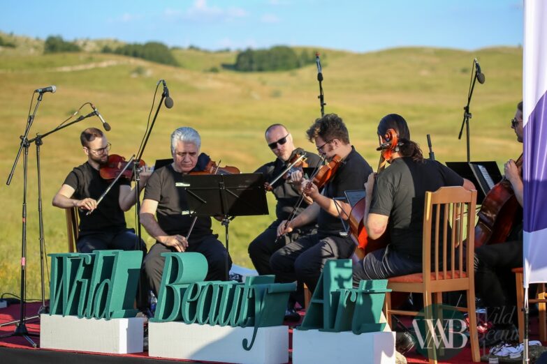 Otvoren peti Wild Beauty Art: Publika uživala u muzici Zagrebačkih solista i bajkovitom pejzažu Ribljeg jezera