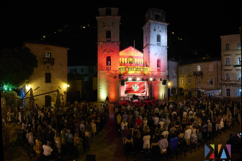 Noć za pamćenje – stajaće ovacije za Nemanju Radulovića i Double Sens