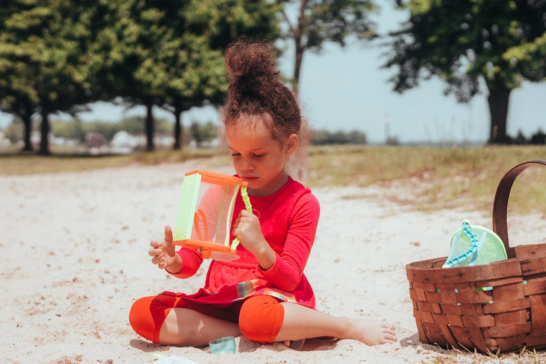 Rus na plaži fotografisao djecu i skidao se pred njima, kažnjen sa 1000 eura