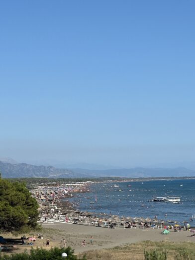 Veliki talasi u Ulcinju, spasioci upozoravaju kupače na opasnost