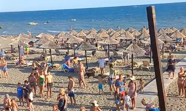 Završetak radnog dana na plaži u Ulcinju – pjesma zbog koje svi stoje mirno