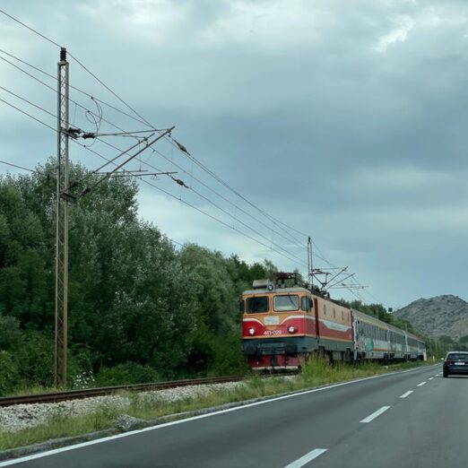 Zeta: Maloljetnika udarila struja jer se popeo na vagon; životno ugrožen