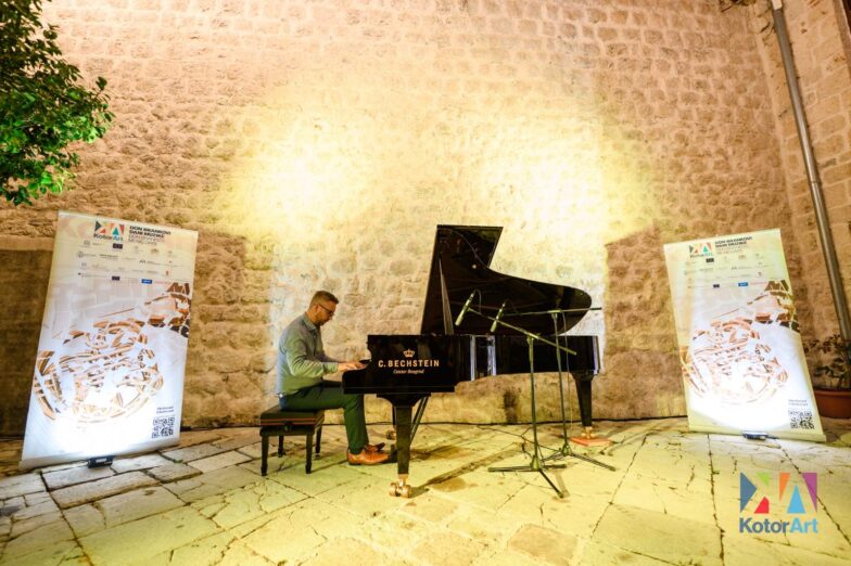 Video: Višeminutne ovacije umjetniku Ratimir Martinović održao resital sa djelima Vasilija Mokranjca