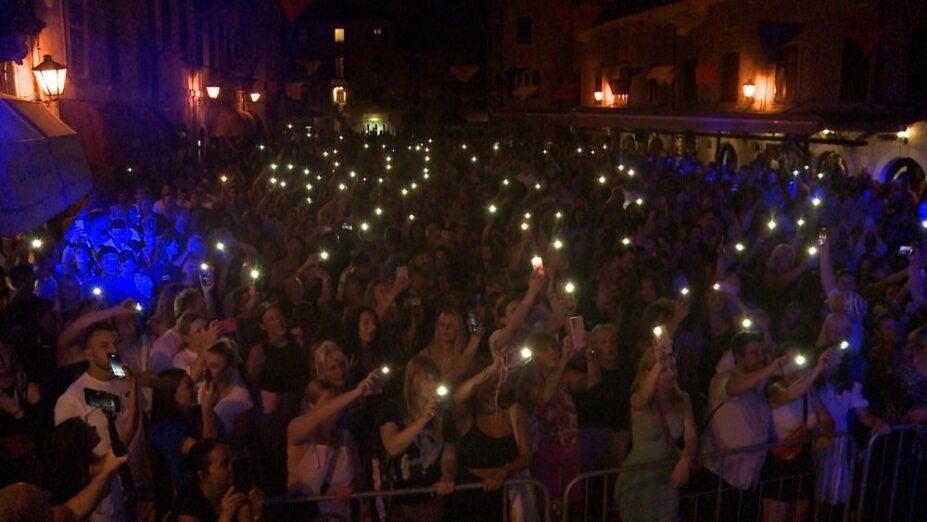 Veliki Abrum u Kotoru: Nina Badrić, Polkaholiki, Samba Serbia rasplesali mnogobrojnu publiku i pozvali na karneval