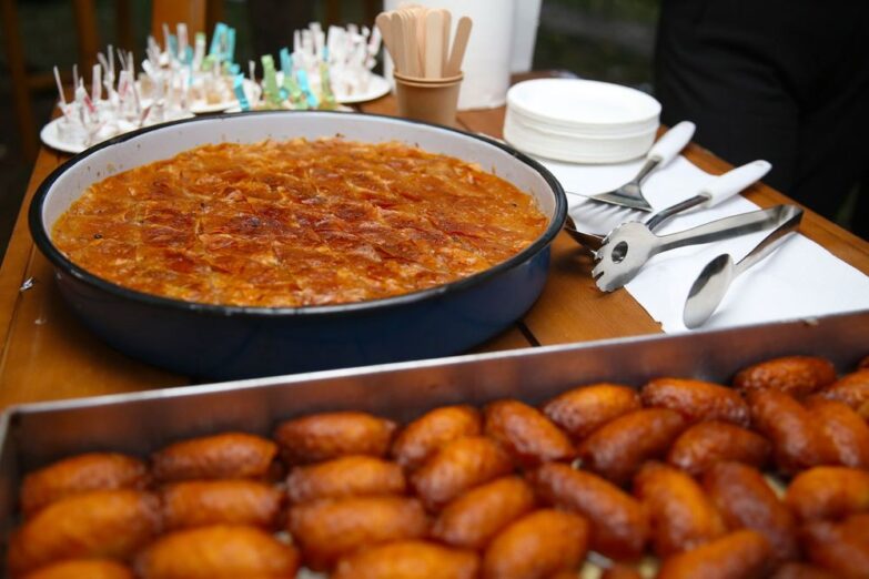 Kafa za merak: Podgoričani i gosti uživali uz kafu, orijentalne poslastice i izuzetan nastup Žutog Serhatlića