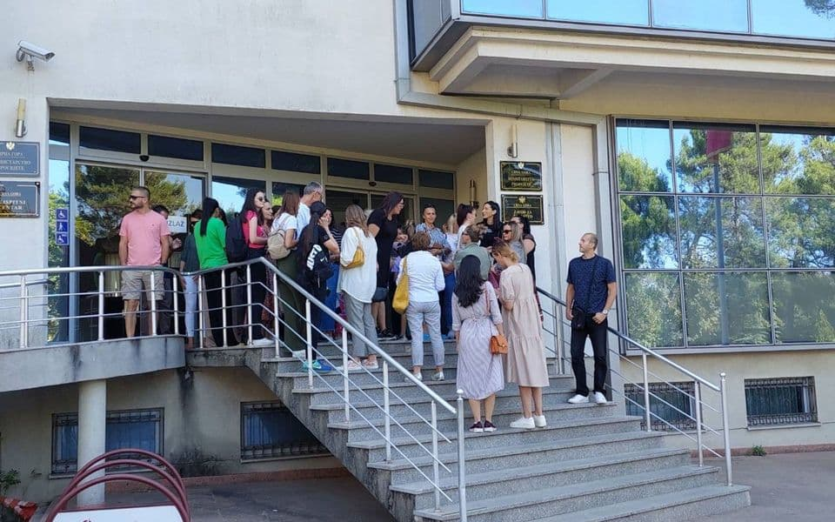 Asistenti u nastavi protestovali ispred Ministarstva prosvjete, traže kraće radno vrijeme