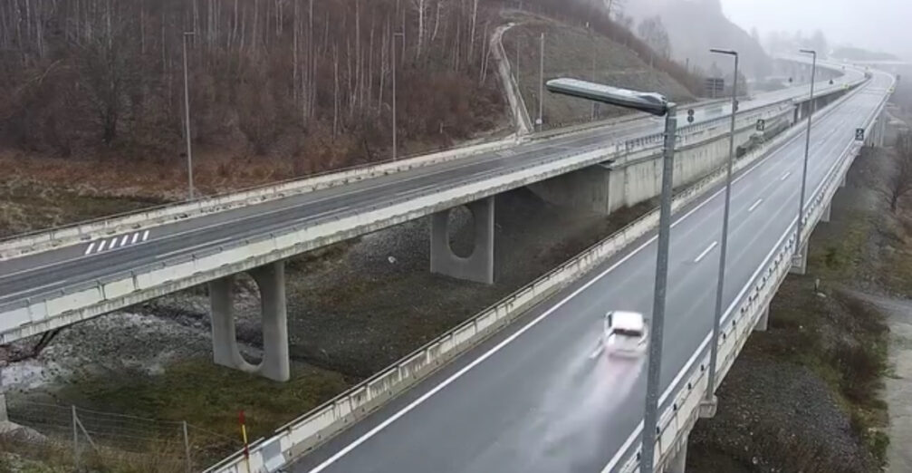 Proklizavanje na auto-putu: Bez zimskih guma umalo sletio sa puta