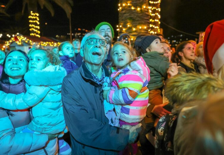 Paljenjem novogodišnje rasvjete počeo Kotor Winter Fest: Cijeli grad spreman za praznike
