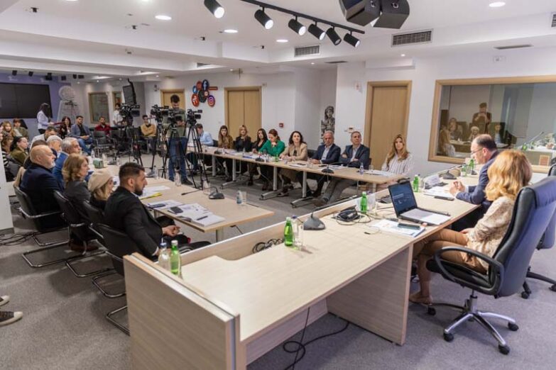 Unaprijediti zakonodavni okvir kako bi se osigurala veća politička participacija manjinskih naroda