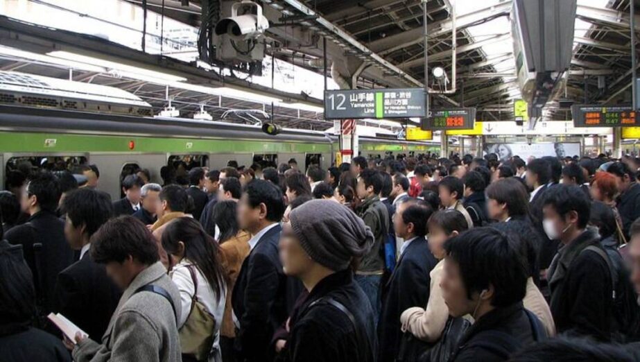 Snimak jutarnjeg odlaska ljudi na posao u Japanu fascinira: Ovo nije život