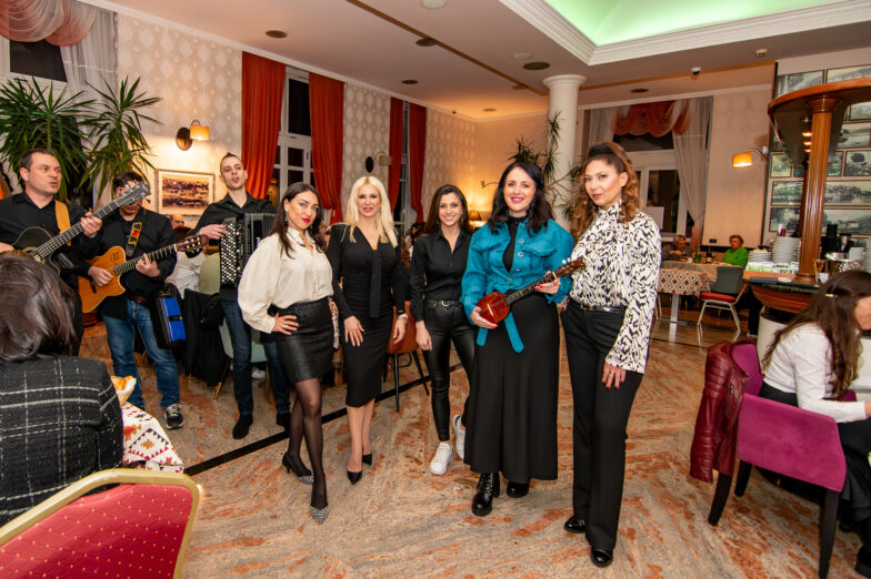 U Gradskoj kafani održano Skadarlijsko veče: Duh boemskog Beograda u srcu Herceg Novog