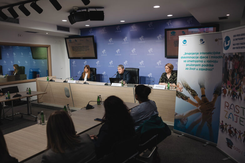 Država da omogući dugoročnu održivost usluga podrške za život u zajednici i promjenu standarda i normativa za uslugu pomoć u kući, prilagođenu korisnicima djeci i mladima sa smetnjama u razvoju i licima sa invaliditetom