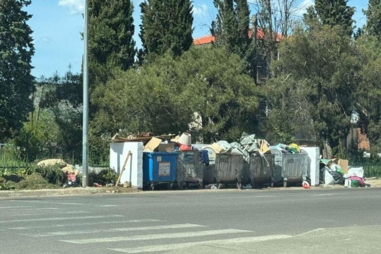 Podgorica na koju se navikavamo: Pretrpani kontejneri u Bloku 9, građani mole Čistoću da uvede još termina za odvoženje smeća