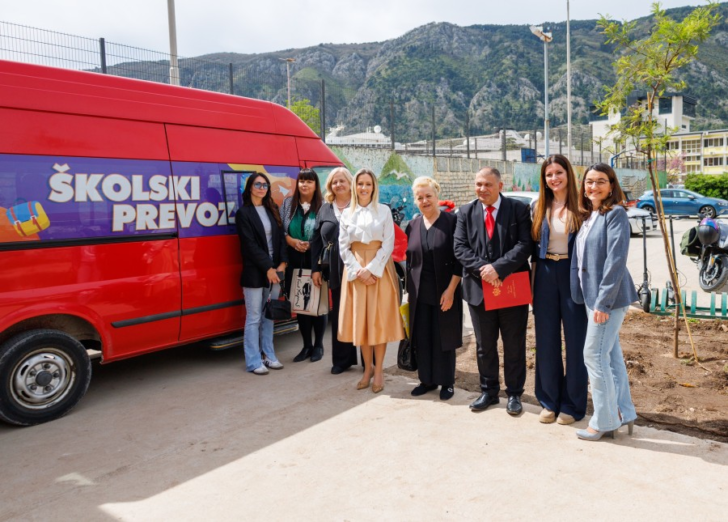 Škola “Njegoš” dobila vozilo za prevoz učenika RE populacije