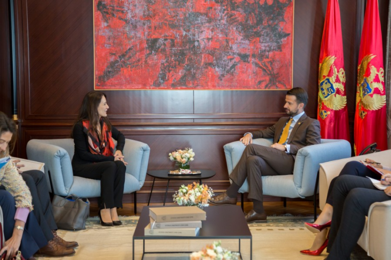 Uvesti školski obrok i regulisati produženi boravak