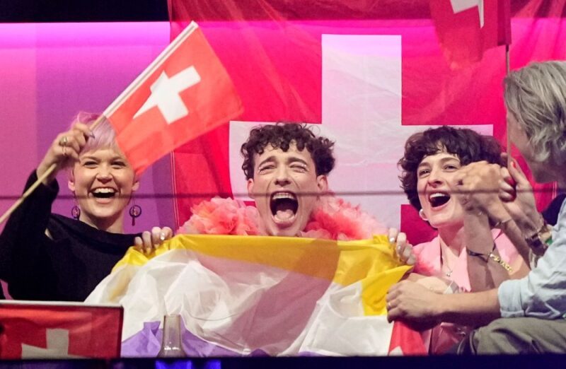 Švajcarac Nemo pobjednik je ovogodišnjeg Eurosonga, a predstavljajući se prije nastupa u finalu pored zastave svoje zemlje nosio je i onu nebinarnih osoba.