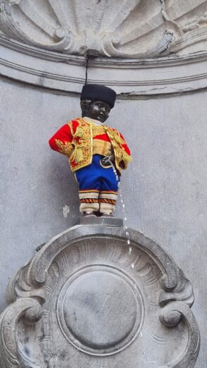 Maneken Pis u crnogorskoj nošnji