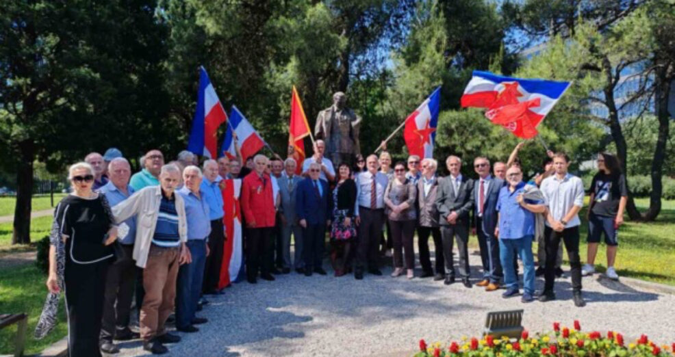 Povodom 25.maja položili cvijeće na spomenik Titu
