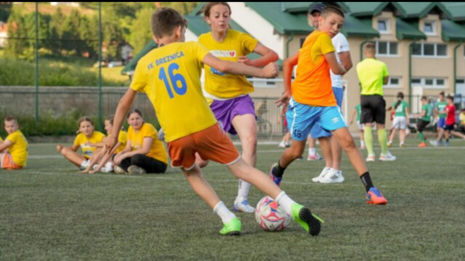 Oko 400 dječaka i djevojčica iz 12 crnogorskih opština učestvovalo u fudbalskom kupu “Uči i igraj”