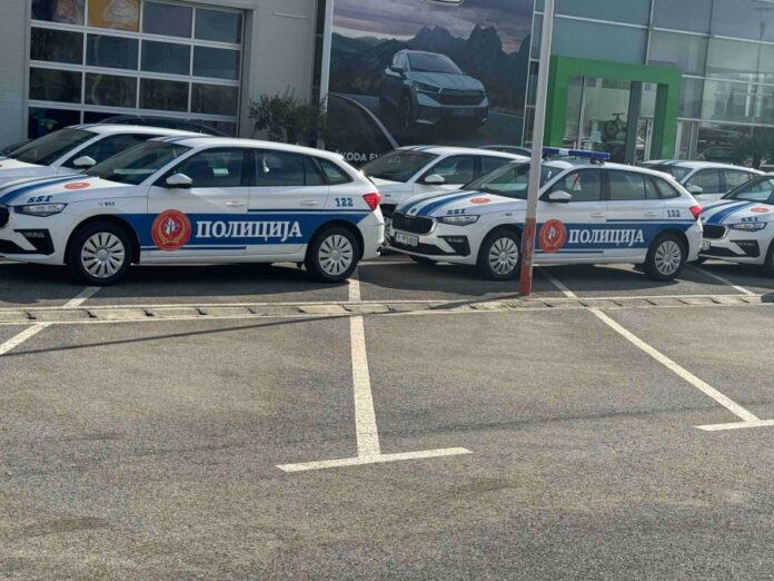 Stigao dio policijskih vozila, natpisi i na ćirilici
