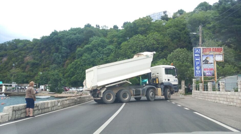 Tivćaninu tri prekršajna naloga zbog istovara tereta u more