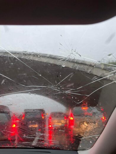 VIDEO: Nevrijeme zahvatilo region: Jaka kiša, padao grad, vjetar nosio krovove, problemi u saobraćaju…