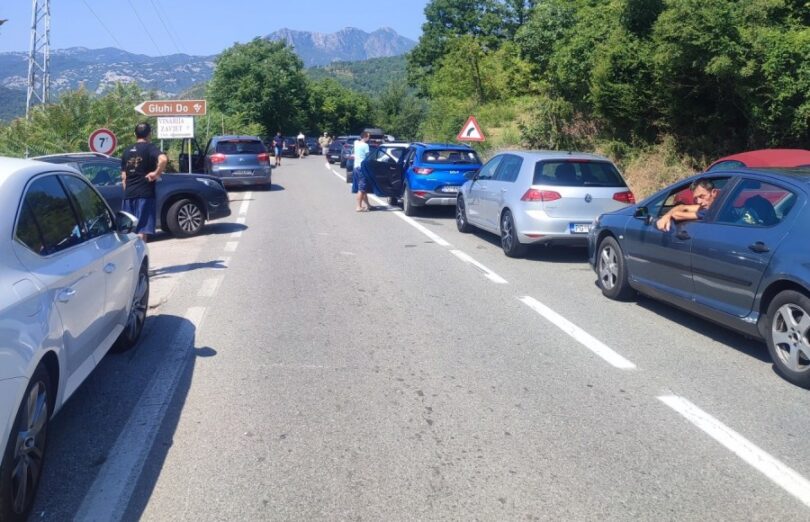 Dvosatna blokada tunela Sozina, kolone do Vranjine