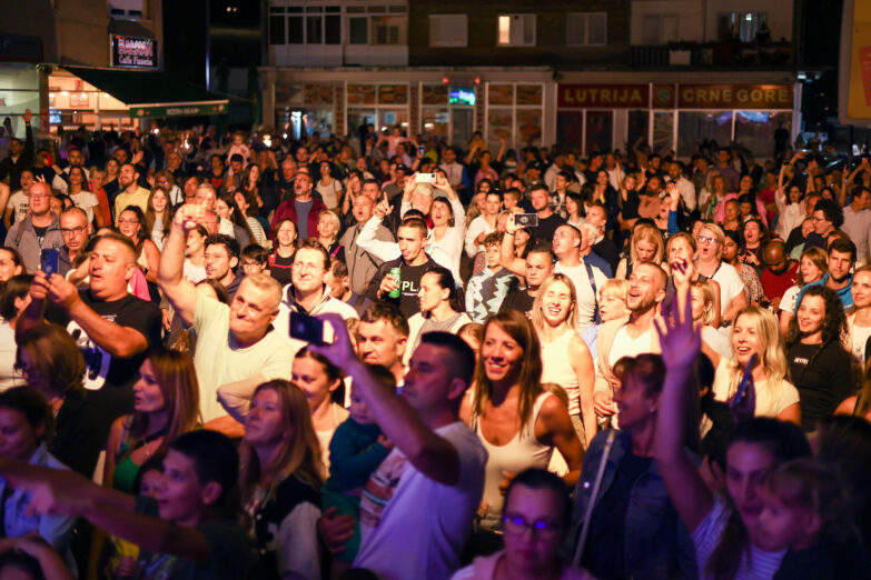 Pun trg na Žabljaku na koncertu Nevernih beba