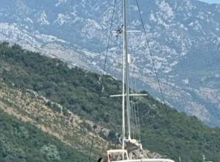 Dron „sletio“ u jarbole katamarana