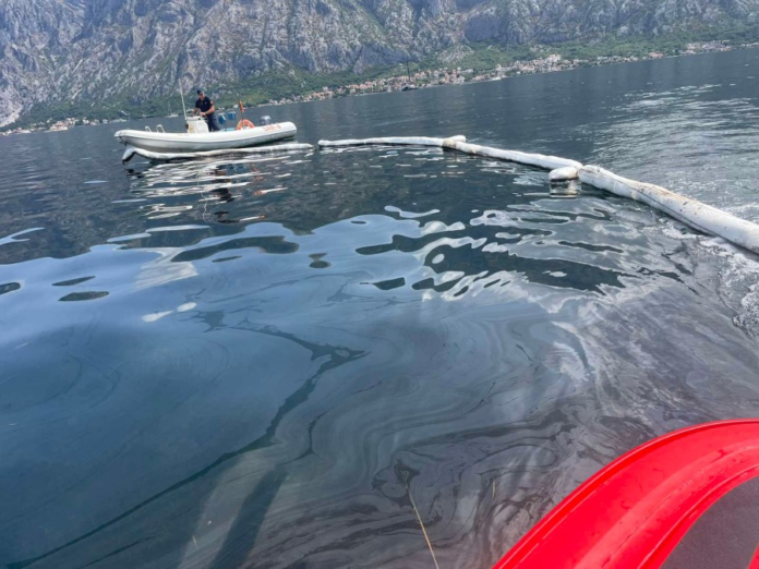 UPSUL: Pokupljeno ulje izliveno u Bokokotorskom zalivu