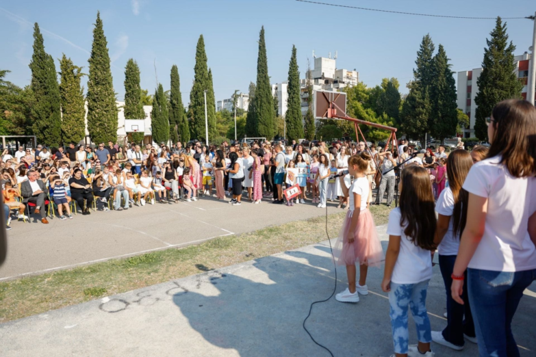 OŠ “Vuk Karadžić” priredila doček za 135 đaka prvaka