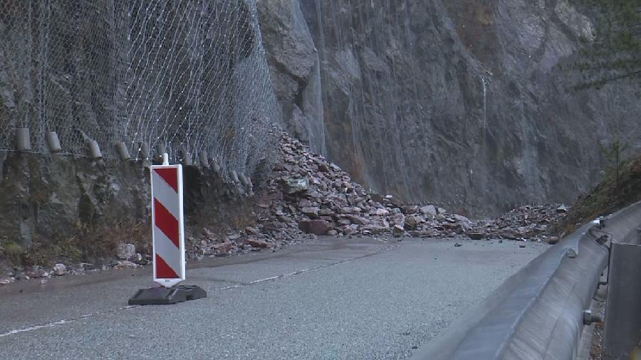 Obustavljen saobraćaj u mjestu Sokolovina zbog odrona