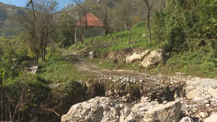 Nevrijeme uništilo put, domaćinstva iznad Veljeg Dubokog odsječena već 15 dana