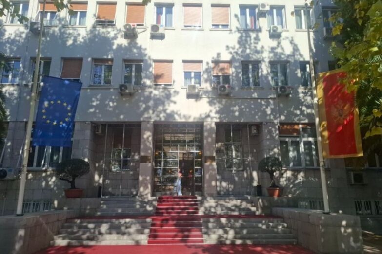 Zastave ispred Skupštine na pola koplja