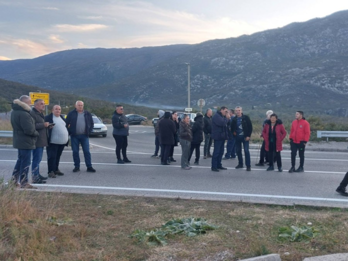 Mještani Bogetića nastavili sa blokadom saobraćajnice
