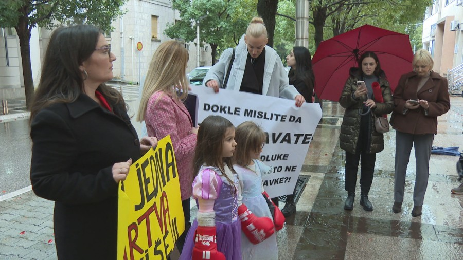 Protest ispred Vlade: Femicid da bude krivično djelo