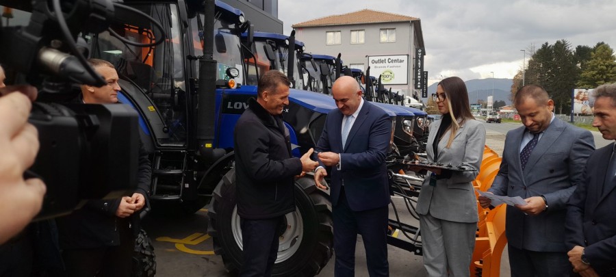 Traktore – snjegočistače dobilo 13 opština na sjeveru