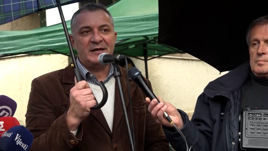 Ispred Vlade održan protest Sindikata uprave i pravosuđa