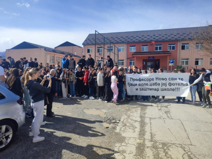 Đaci bjelopoljske gimnazije podržali profesora kojem ne dozvoljavaju da predaje