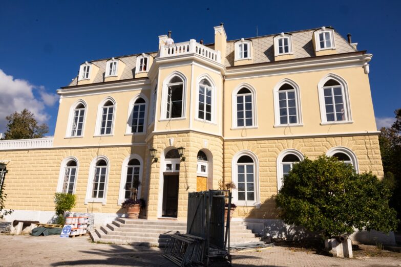 Dvorac kralja Nikole u Baru jedini među dvorcima kraljevske porodice u kojem su sačuvaniostaci zidnog slikarstva,