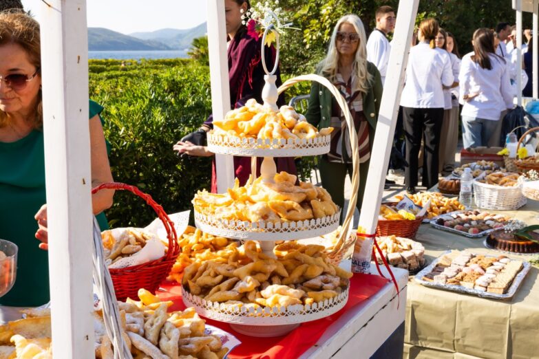 Fešta od ruštula na Svetom Stefanu:  Posjetioci uživali u paštrovskim specijalitetima